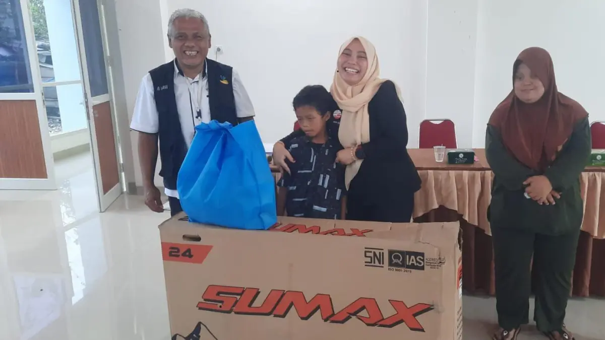 DISERAHKAN: Kepala Dinsos Grobogan Indri Agus Velawati dan Perwakilan UPT Rehabsos Margo Laras Pati saat menyerahkan bantuan ke penerima manfaat. (INTAN MAYLANI SABRINA/RADAR KUDUS)
