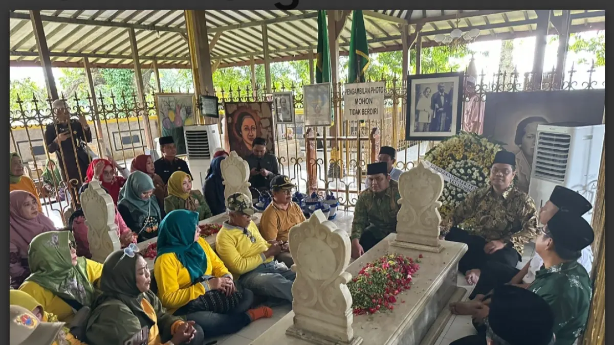 KHIDMAT: Ziarah dipimpin langsung Bupati Jepara H. Witiarso Utomo bersama Wakil Bupati Muhammad Ibnu Hajar. Turut mendampingi Hj. Laila Saidah Witiarso dan Inez Hajar. 