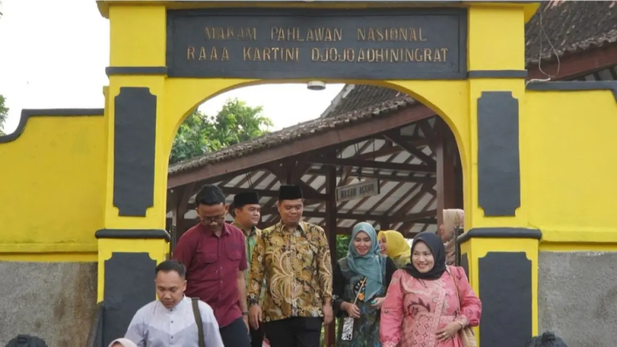 NAPAK TILAS: Pemerintah Kabupaten Jepara menutup rangkaian peringatan Hari Kartini ke-147 tahun 2026 dengan ziarah ke makam Raden Ajeng Kartini di Desa Bulu, Kabupaten Rembang, Selasa (21/4/2026).