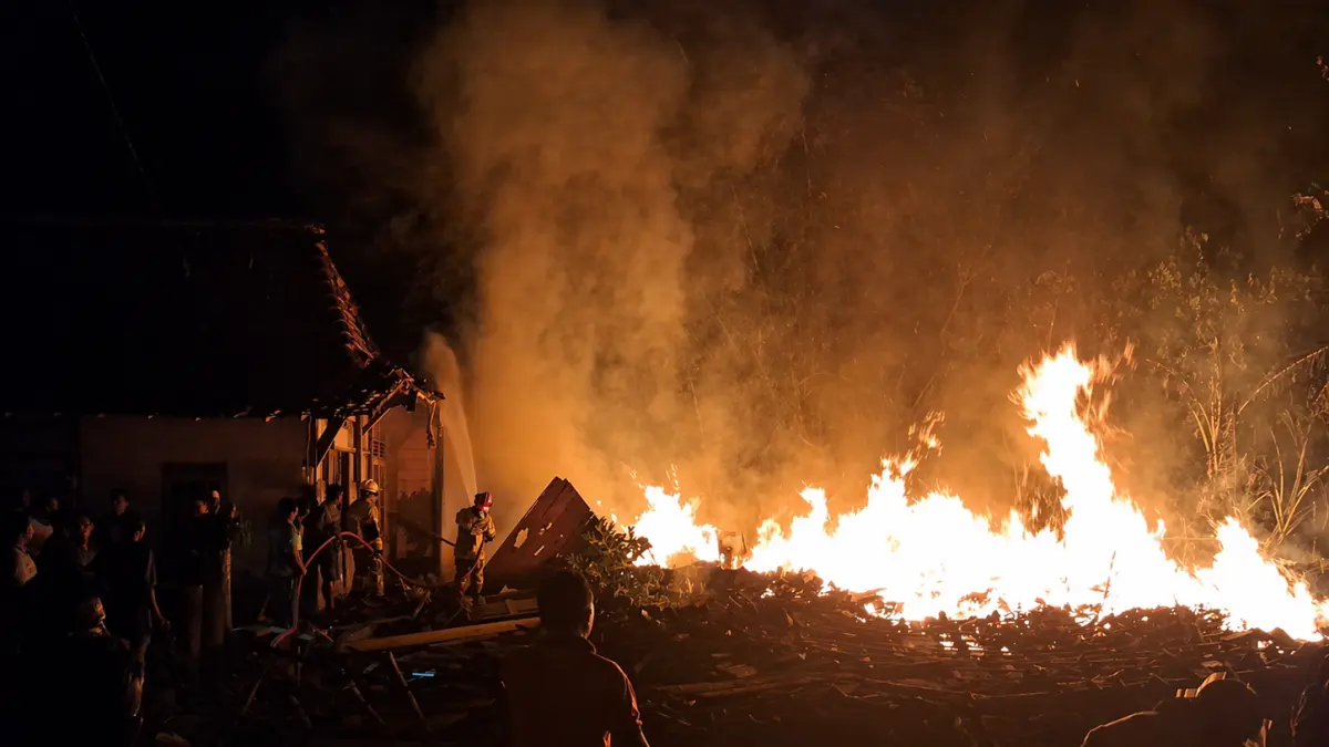 PADAMKAN API – Petugas dari Damkar Satpol PP Grobogan lakukan pemadaman api di rumah warga Dusun Bopong, Desa Kandangan, Kecamatan Purwodadi, Selasa malam (22/4). 