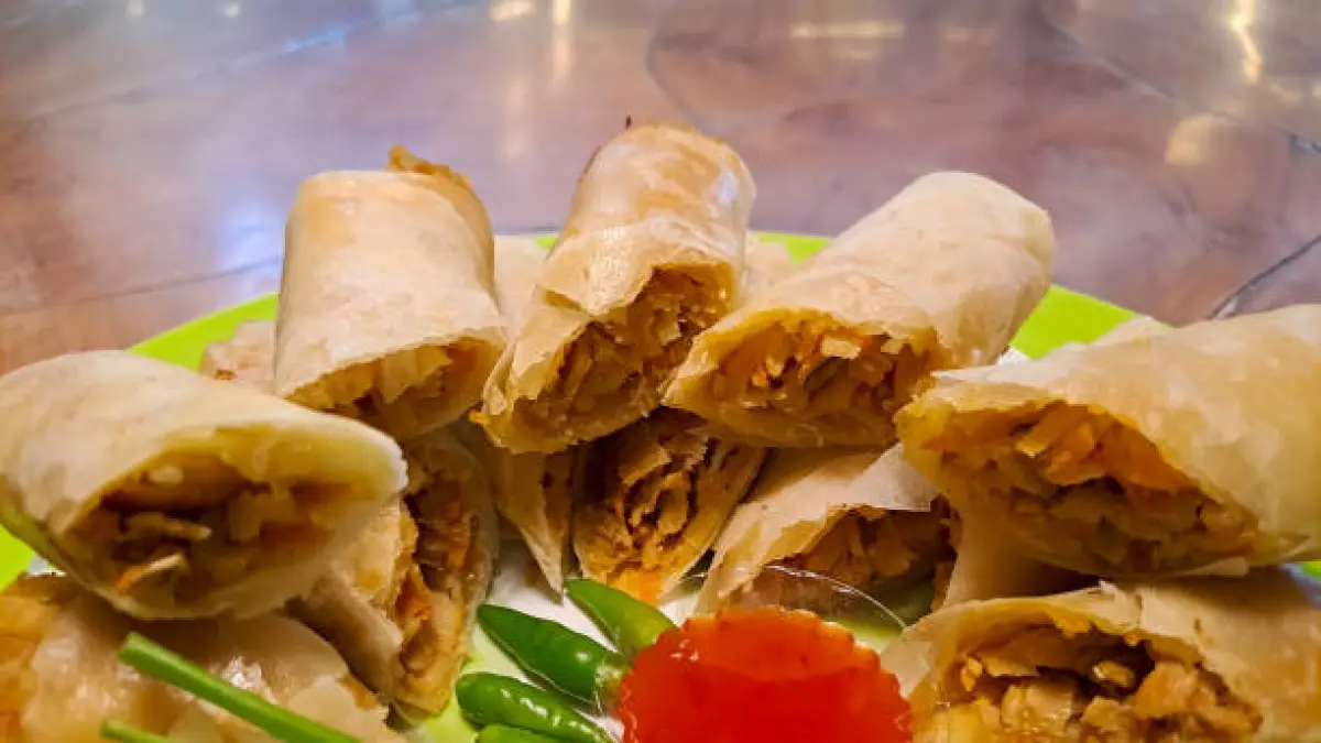 Pemkot Semarang adakan program tukar botol plastik dengan Lumpia (Foto: IStock) 