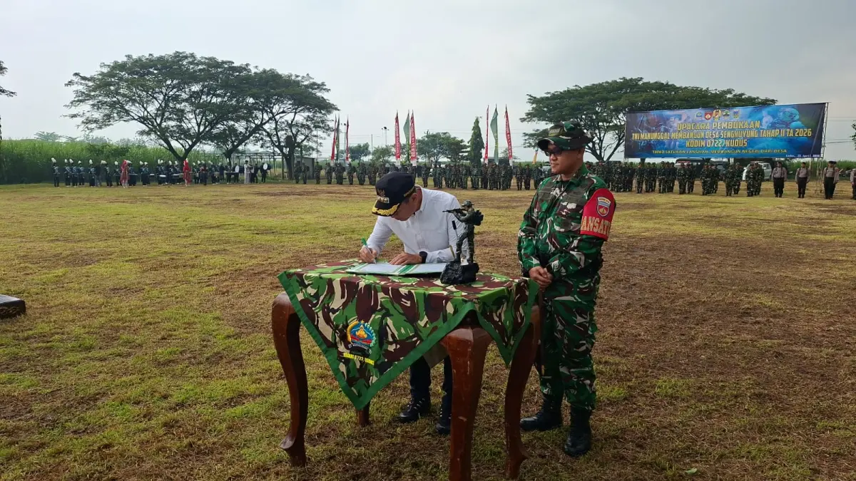 RESMI: Bupati Kudus Sam’ani Intakoris dan Dandim 0722/Kudus Letkol Arh Yuusufa Allan Andriasie menandatangani berita acara pembukaan TMMD Sengkuyung Tahap II Tahun 2026 di Desa Gondoharum, Rabu (22/4). (ANDIKA TRISNA SAPUTRA/RADAR KUDUS)