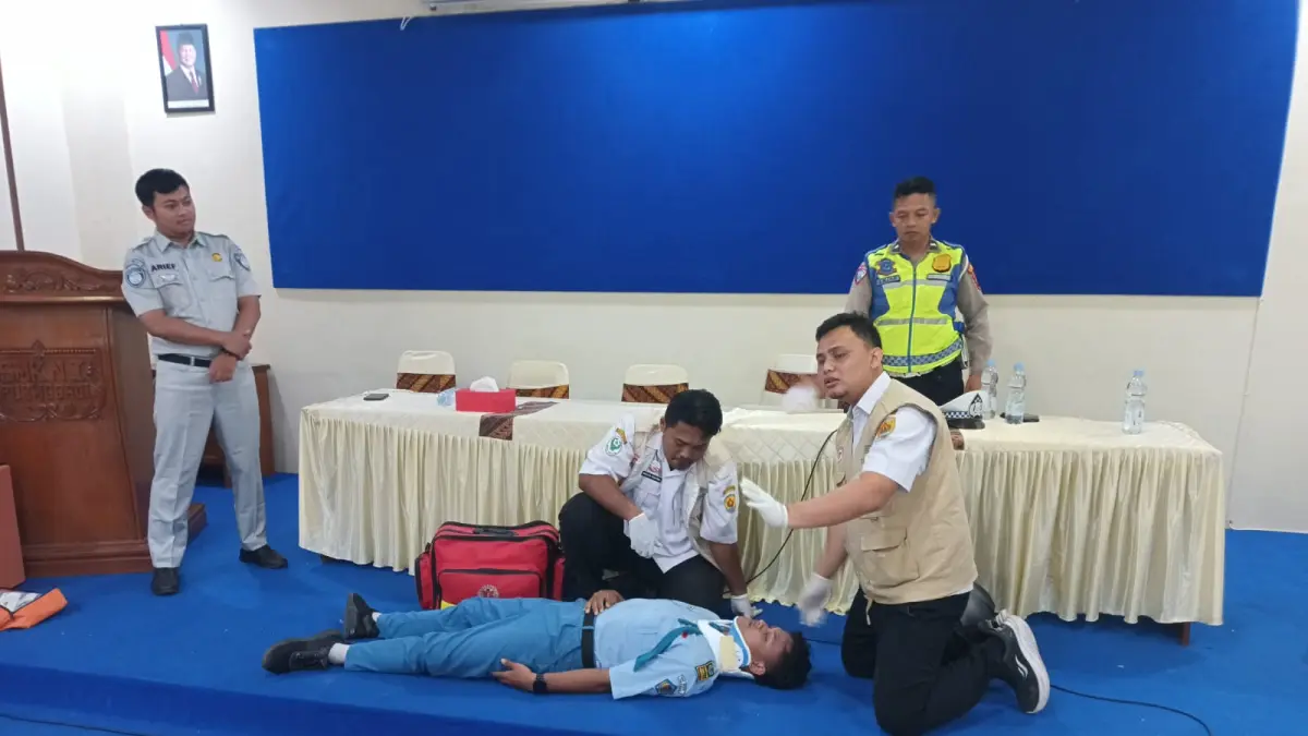 SOSIALISASI: Satlantas, Jasa Raharja dan PSC 119 Dinkes Grobogan saat sosialisasi di SMKN 1 Purwodadi.