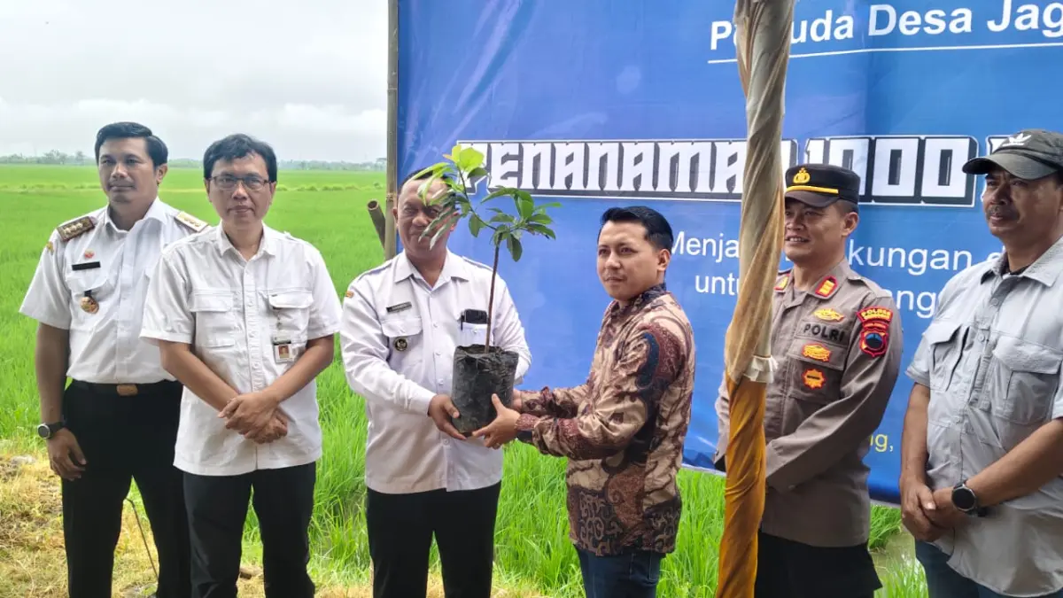 TANAM ALPOKAT - Kepala Dinas Lingkungan Hidup dan Kehutanan Jawa Tengah, Widi Hartanto melakukan penanaman bibit Alpokat di Desa Mojoagung, Kecamatan Karangrayung, Rabu (22/4). 