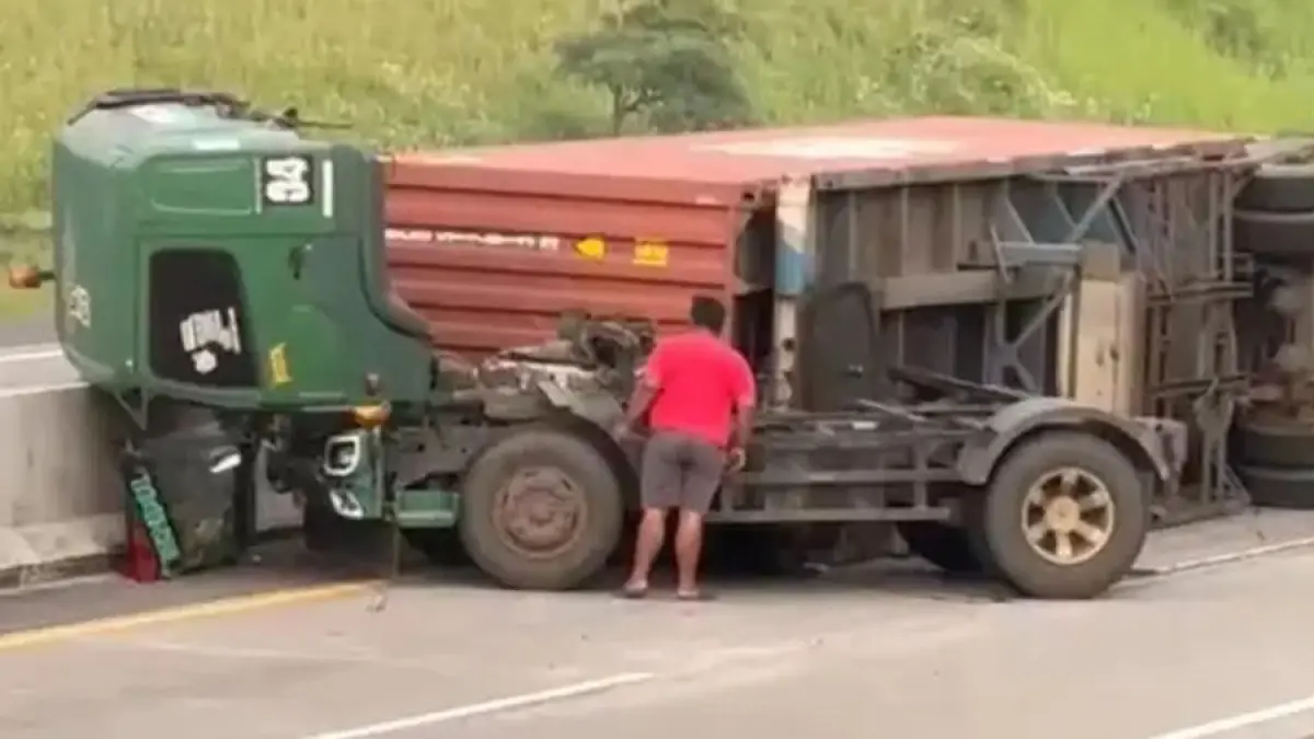 Truk Kontainer Muatan Material Terguling di Tol Semarang–Solo KM 478 Boyolali. (ISTIMEWA)