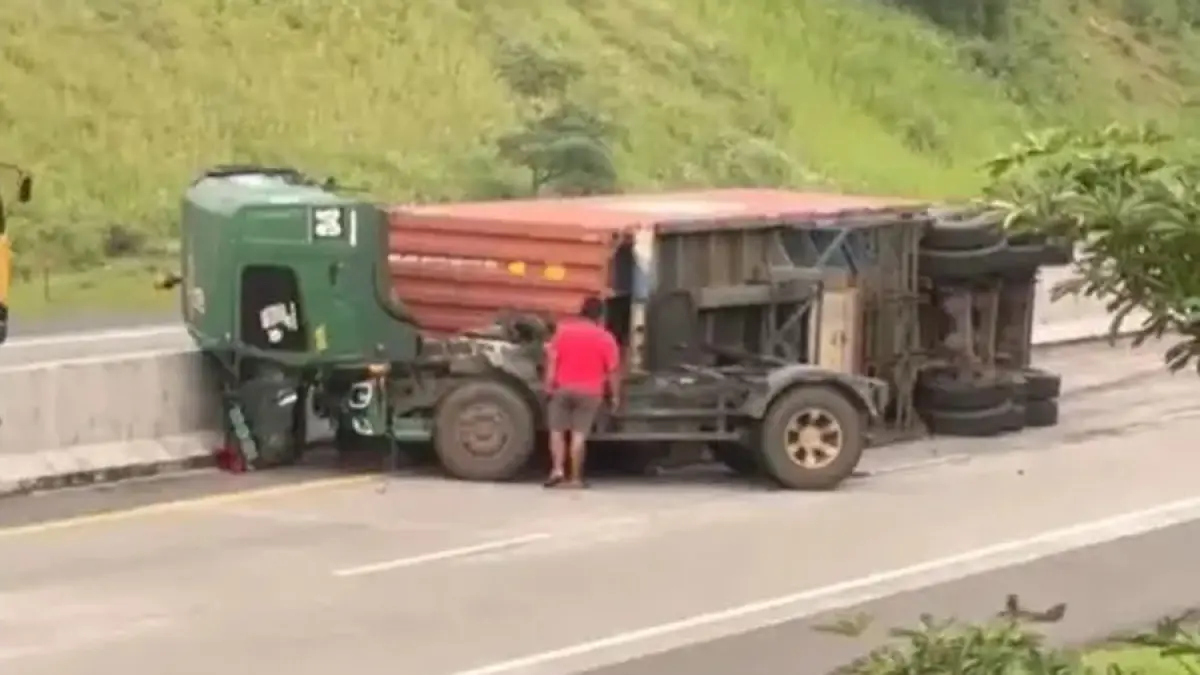 Truk Kontainer Muatan Material Terguling di Tol Semarang–Solo KM 478 Boyolali. (ISTIMEWA)
