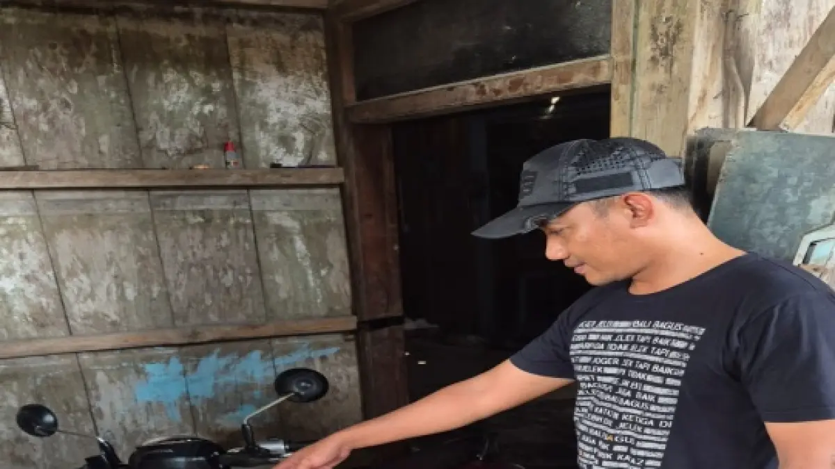 TUNJUKAN BARANG BUKTI – Anggota Polsek Brati menunjukan barang bukti sepeda motor di Desa Katekan, Kecamatan Brati, kemarin. 