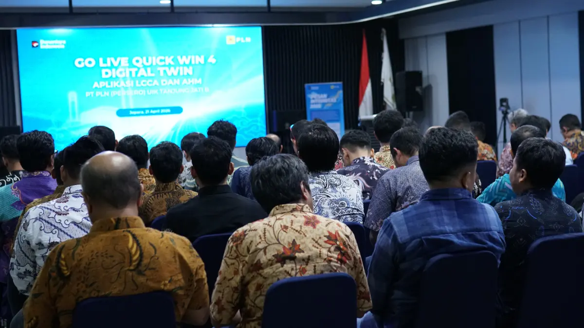 Suasana acara Go Live Digital Twin Quick Win 4 PLN UIK Tanjung Jati B yang menampilkan implementasi aplikasi Life Cycle Cost Analysis (LCCA) di Ruang Kartini, Jepara, Selasa (21/4), sebagai upaya optimalisasi efisiensi biaya siklus hidup pembangkit berbasis data dalam momentum peringatan Hari Kartini.