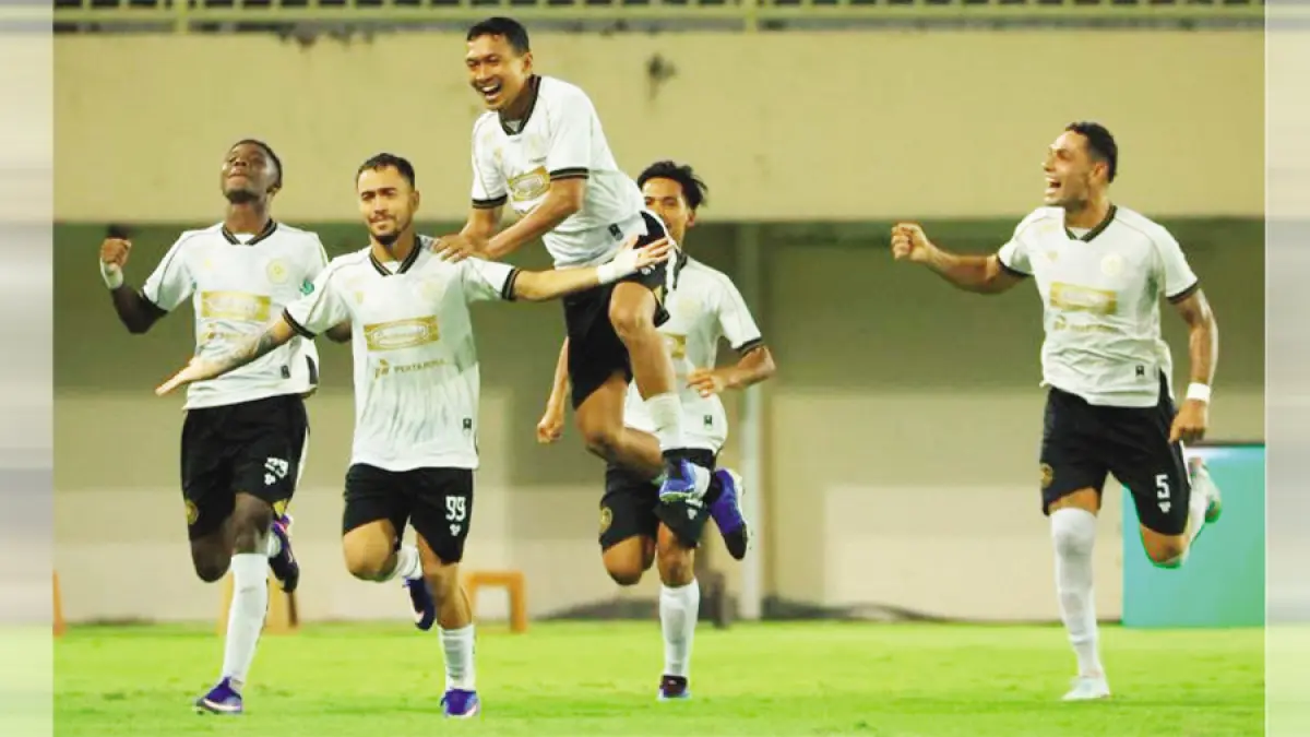 wekend.inddTERPUTUS: Penyerang Persiku Caique Souza (dua dari kiri) berselebrasi usai mencetak gol ke gawang PSS Sleman kemarin malam. (PERSIKU UNTUK RADAR KUDUS)
