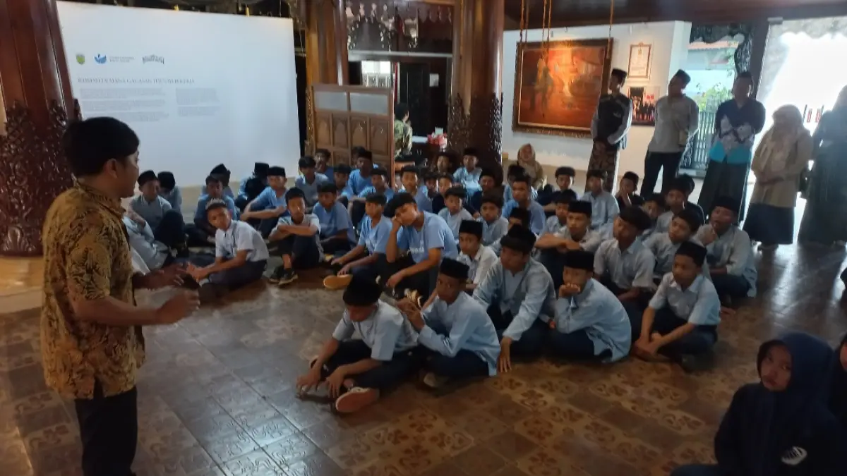 ANTUSIAS: Pendamping di Museum Kartini tengah memandu para pengunjung musuem.&nbsp;(FIKRI THOHARUDIN/RADAR KUDUS)