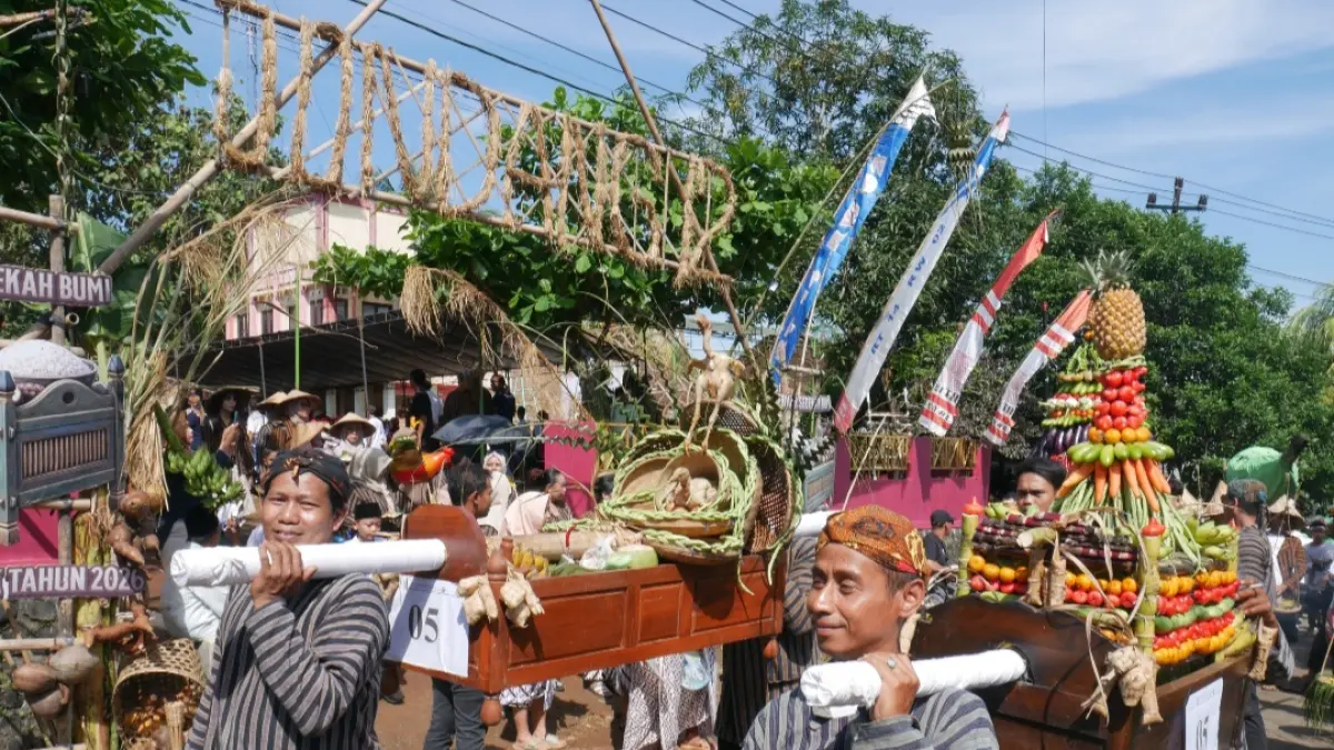 FILOSOFIS: Para warga melakukan kirab jondang, berisi beraneka macam makanan. Meliputi sayur, buah ataupun hasil bumi lokal.