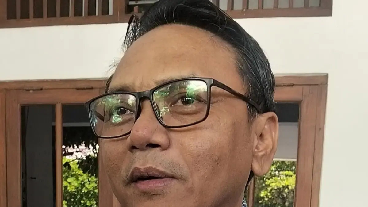 KLARIFIKASI: Plt Bupati Pati Risma Ardhi Chandra memberikan keterangan terkait kursi pijat viral di kantornya pada Kamis (23/4)