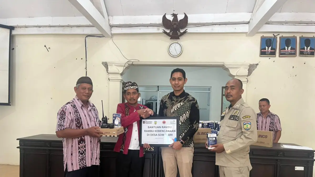 PEDULI: Simbolis penyerahan bantuan rambu kebencanaan dari PLN UIK Tanjung Jati B yang diwakili oleh Desta Andri Muryono, Officer TJSL, kepada kepada Petinggi Desa Sumosari, Ahmad Sidiq, Selasa (21/4). Bantuan ini merupakan bagian dari program penguatan Desa Siaga Bencana guna meningkatkan kesiapsiagaan masyarakat di wilayah rawan longsor.