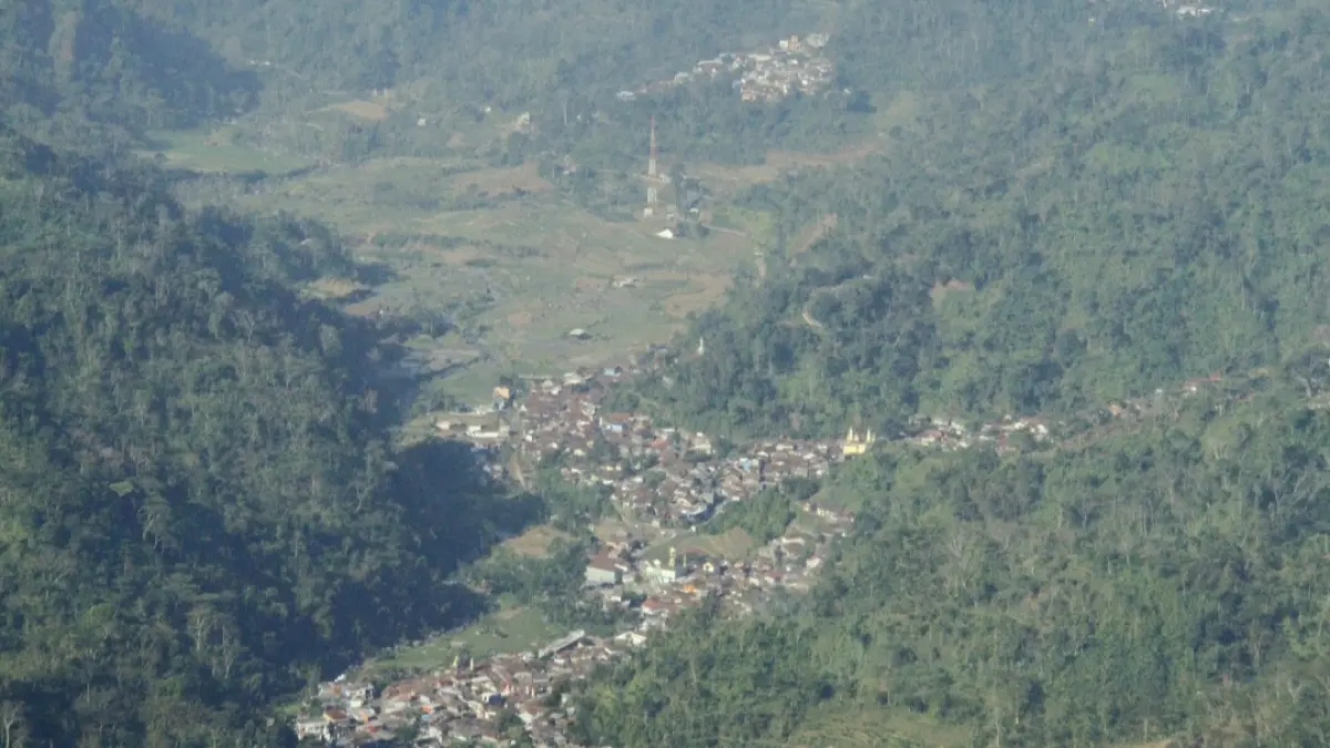 MEMBENTANG: Pemandangan Desa Tempur dari atas puncak Candi Angin. (FIKRI THOHARUDIN/RADAR KUDUS)