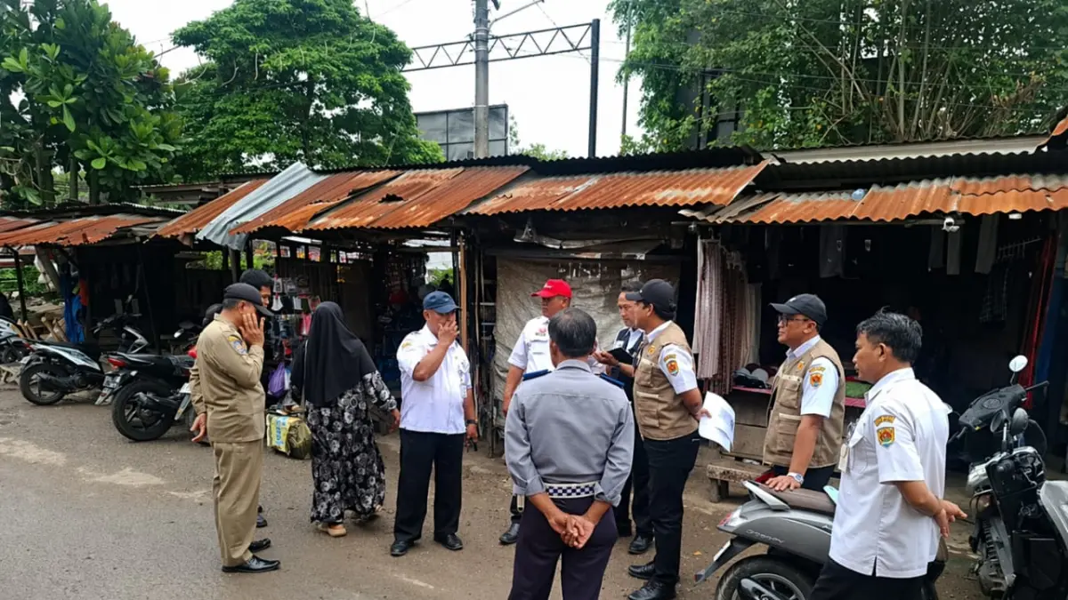 MENINJAU: Tim Penataan dan Pengawasan PKL saat meninjau lokasi.