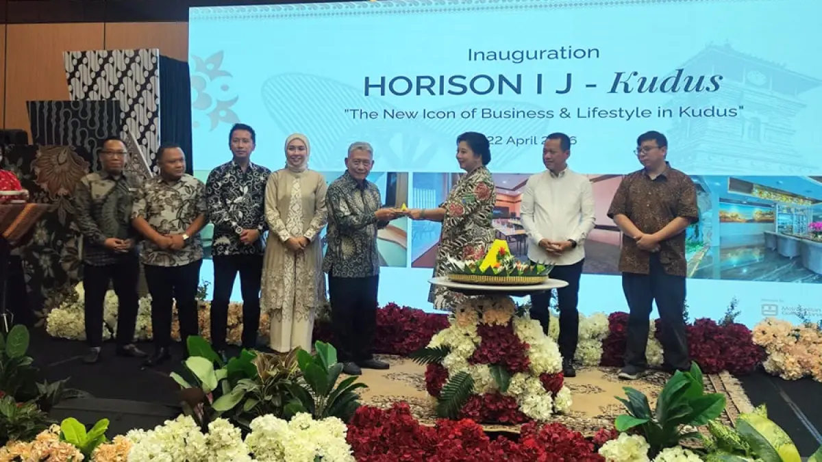MULAI DIBUKA: Owner Horison IJ Kudus memberikan potongan tumpeng kepada Direktur PT MGM saat inaugurasi. (GALIH ERLAMBANG W/RADAR KUDUS)