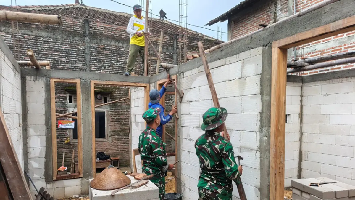 Sinergi anggotas Satgas TMMD Reguler ke-128 di Desa Godo Kecamatan Winong bersama masyarakat saat merenovasi rumah tidak layak huni.&nbsp; (SATGAS TMMD REGULER KE-128 KODIM 0718/PATI)