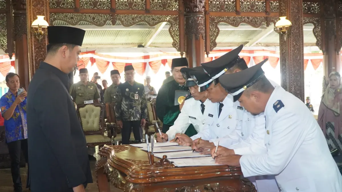 SINERGIS: Bupati Jepara Witiarso Utomo melantik empat petinggi PAW pada Kamis (23/4). (KOMINFO UNTUK RADAR KUDUS)