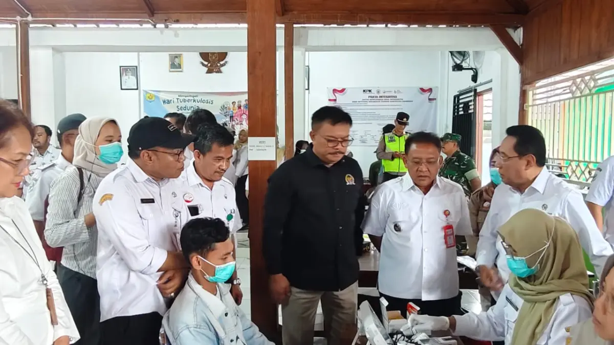 TES KESEHATAN – Wakil Menteri Kesehatan RI Benjamin Paulus Octavianus bersama anggota Komisi IX DPR RI, Edy Wuryanto dan Wabup Grobogan Sugeng Prasetyo meninjau langsung screening kesehatan warga di balai Desa Ketitang, Kecamatan Godong. 