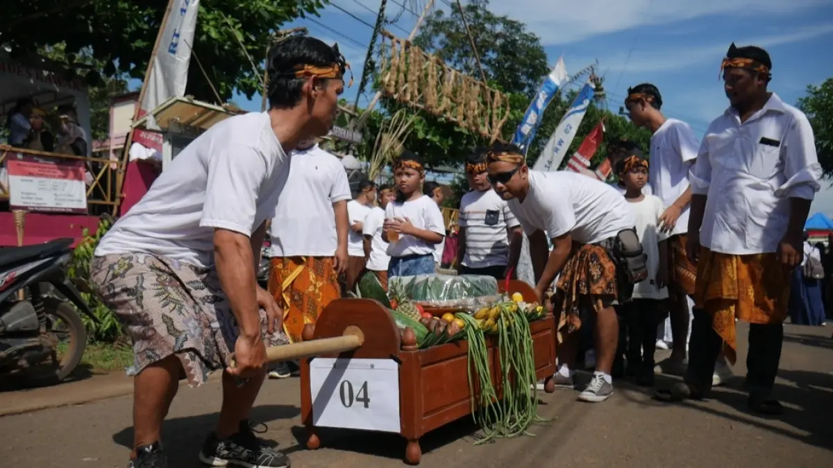 URI-URI: Para warga tengah melakukan kirab jondang berisi berbagai macam makanan pada Kamis (23/4). (FIKRI THOHARUDIN/RADAR KUDUS)