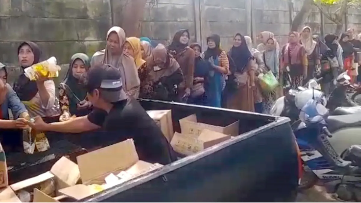 WARGA ANTRE: Sejumlah warga antre membeli Minyakita dari pedagang mitra Bulog di area Pasar Sido Makmur Blora kemarin. (ARIF FAKHRIAN KHALIM/RADAR KUDUS)