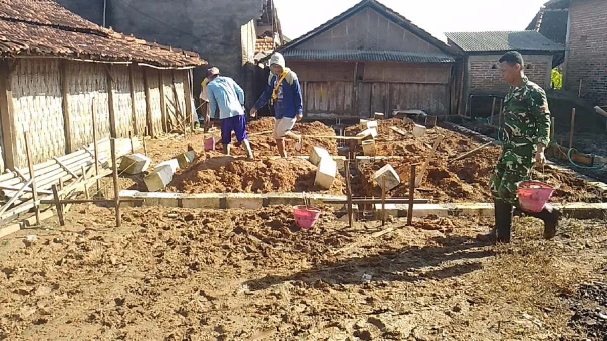 Anggota Satgas TMMD Reguler ke-128 bersama warga melakukan renovasi rumah tidak layak huni di Desa Godo Kecamatan Winong. (SATGAS TMMD REGULER KODIM 0718/PATI)