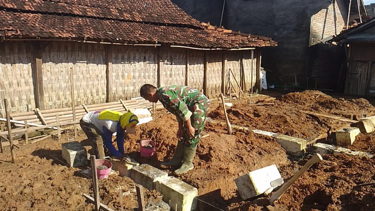 Anggota Satgas TMMD Reguler ke-128 bersama warga melakukan renovasi rumah tidak layak huni di Desa Godo Kecamatan Winong. (SATGAS TMMD REGULER KODIM 0718/PATI)