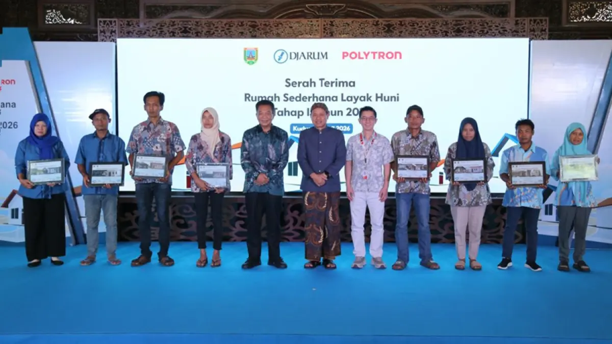 GEMBIRA: Bupati Kudus Sam’ani Intakoris (tengah) bersama perwakilan PT Djarum dan Polytron menyerahkan bantuan RSLH secara simbolis. (GALIH ERLAMBANG W/RADAR KUDUS)