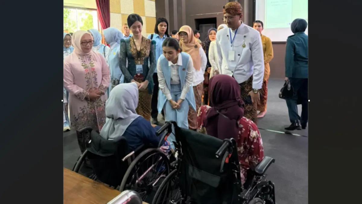 Ibu Selvi Ananda Gibran (Istri Wakil Presiden RI) dan Dra. Hj. Arifatul Choiri Fauzi, M.Si. (Menteri Pemberdayaan Perempuan dan Perlindungan Anak RI) saat di acara pendirian Studio Kreasi Kartini