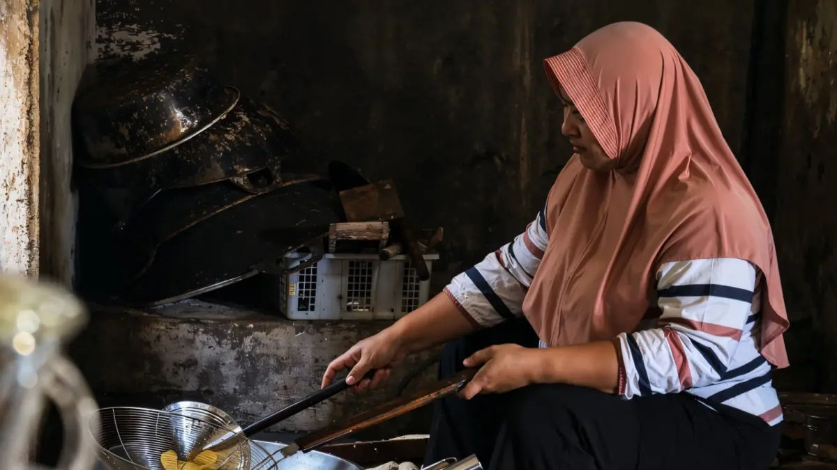 Ilustrasi foto ibu-ibu dari desa Sumberejo sedang menggoreng makanan. (dok: SUARA)