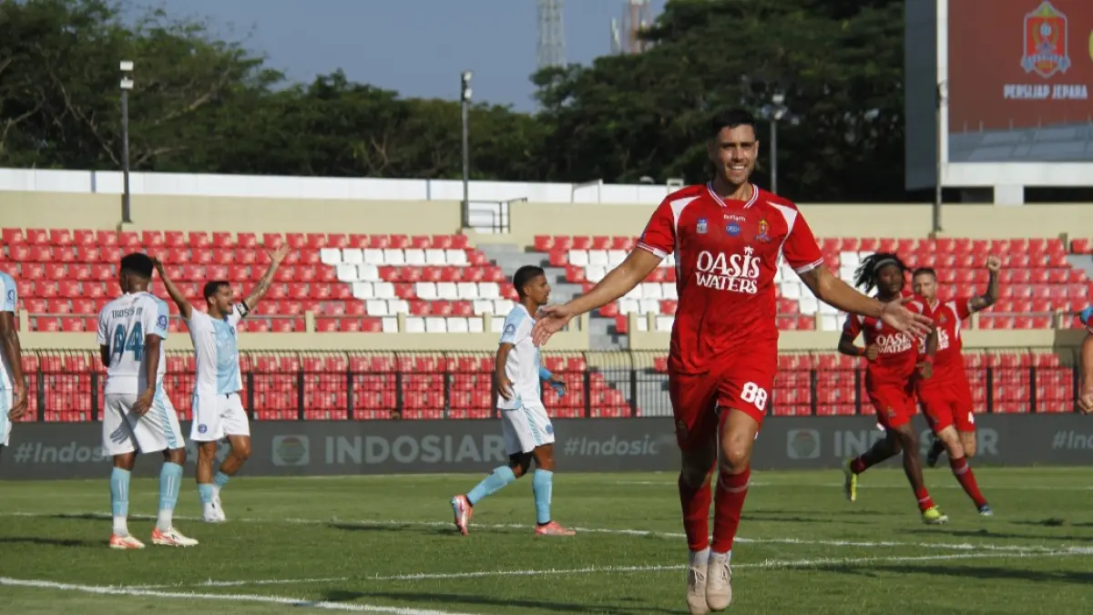 MEMBANGGAKAN: Borja Herrera tampil menawan. Melakukan selebrasi usai mencipta goal saat melawan PSBS Biak.