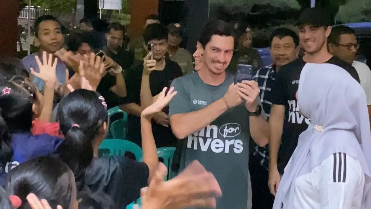 MERIAH: Sam (pegang HP), Gery (kanan bertopi), dan Kelly (belakang Sam) disambut antusias pelari muda dan Camat Cepu Endah Ekawati (kanan) saat tiba di Pendapa Kecamatan Cepu kemarin petang. (ARIF FAKHRIAN KHALIM/RADAR KUDUS)