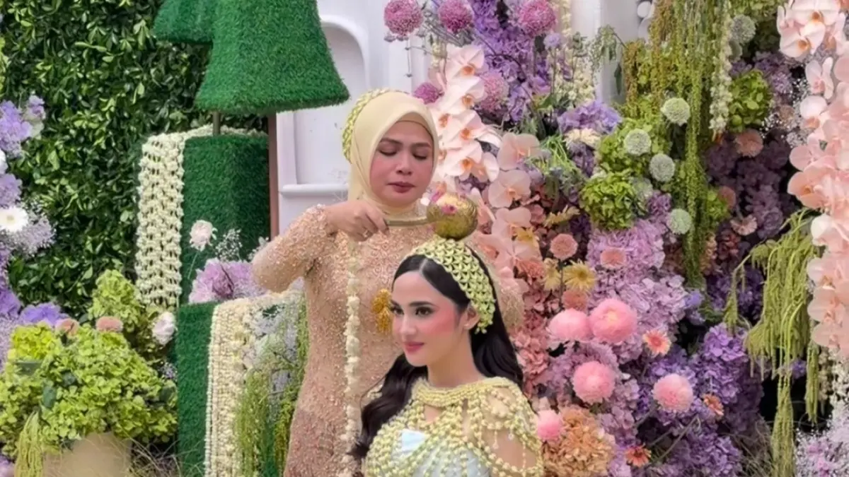 Momen saat Syifa Hadju lakukan prosesi siraman (Foto: Instagram story @sittijullia) 