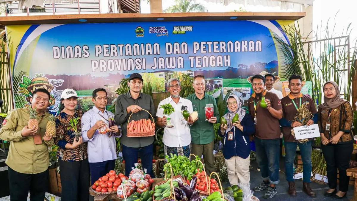 Sekda Jateng, Sumarno, saat mewakili Gubernur Ahmad Luthfi pada Apel Siaga Penyuluh Pertanian dan Petani Milenial Jawa Tengah di Agro Center Soropadan, Pringsurat, Kabupaten Temanggung, Jumat, 24 April 2026