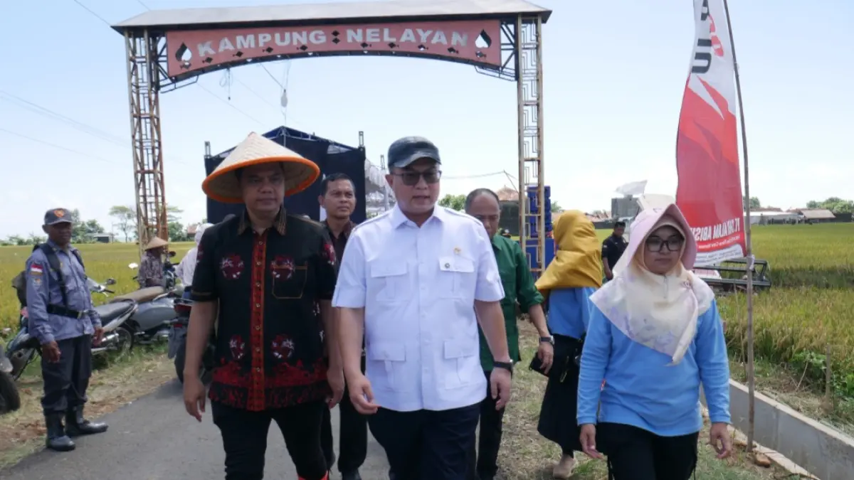 SINERGIS: Kepala BRIN Arif Satria didampingi oleh Bupati Jepara Witiarso Utomo meninjau Kampung Nelayan Bandungharjo pada Jumat (24/4). (FIKRI THOHARUDIN/RADAR KUDUS)
