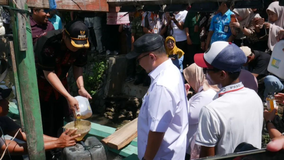 SOLUTIF: Kepala BRIN Arif Satria didampingi Bupati Jepara beserta Jajaran tengah mencoba mesin kapal dengan petasol, waste to energi pada Jumat (24/4) di Kampung Nelayan Bandungharjo, Kecamatan Donorojo.&nbsp;(FIKRI THOHARUDIN/RADAR KUDUS)