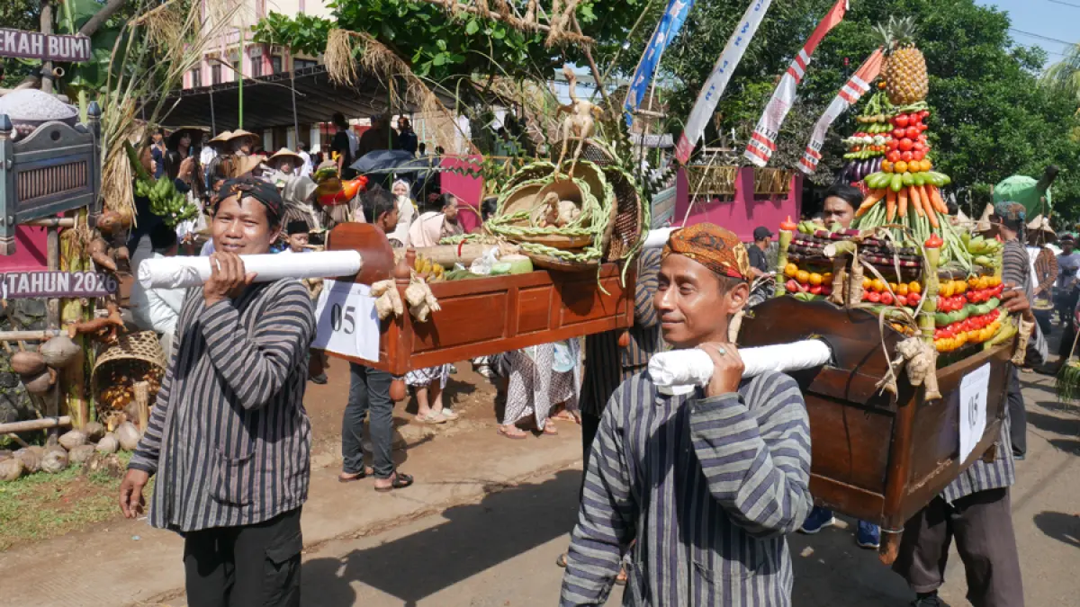 URI-URI: Para warga tengah melakukan kirab jondang berisi berbagai macam makanan pada Kamis (23/4). (FIKRI THOHARUDIN/RADAR KUDUS)