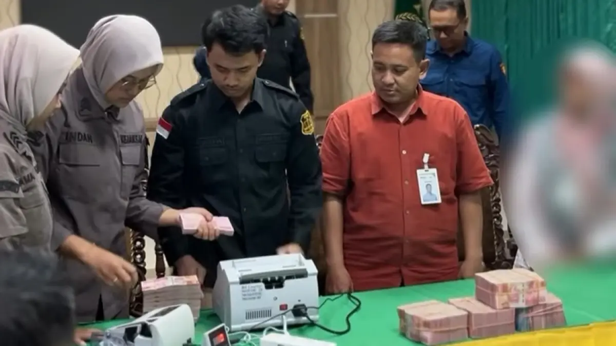DICEK: Petugas memeriksa uang pengembalian DD Desa Tlogosari, Tlogowungu kemarin. (KEJARI PATI UNTUK RADAR KUDUS)


