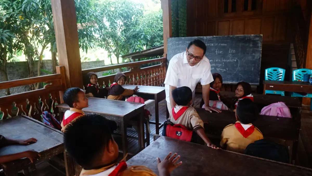 HUMAS SETDA PATI
DICEK: Plt Bupati Pati Risma Ardhi Chandra melihat pengungsian siswa belajar di Pucakwangi pada Sabtu (25/4).