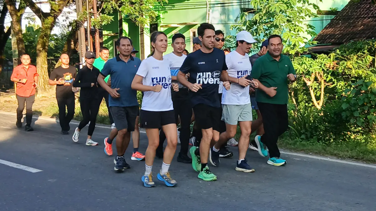 IKUT GABUNG: Bupati Blora Arief Rochman (kanan) dan Direktur Radar Kudus Baehaqi (kaus biru) ikut lari dengan Gary, Kelly, Sam.