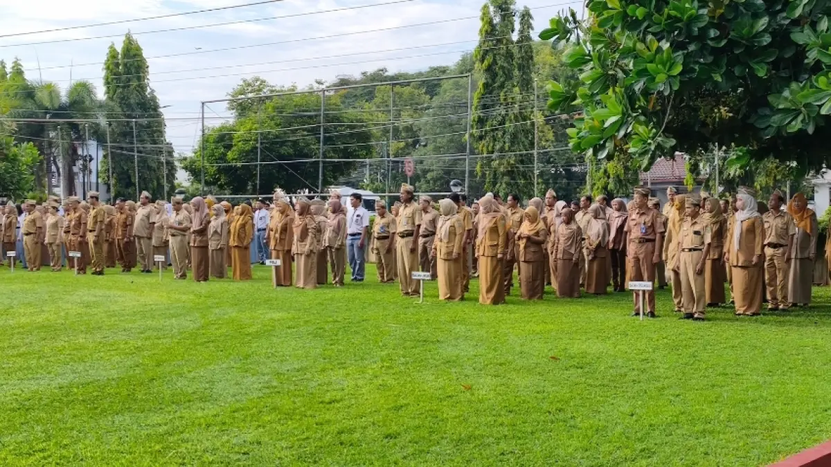 ISTIMEWA UNTUK RADAR KUDUS&nbsp;

SEMANGAT BERBENAH: ASN Rembang mengikuti apel pagi di halaman Kantor Bupati Rembang baru-baru ini.