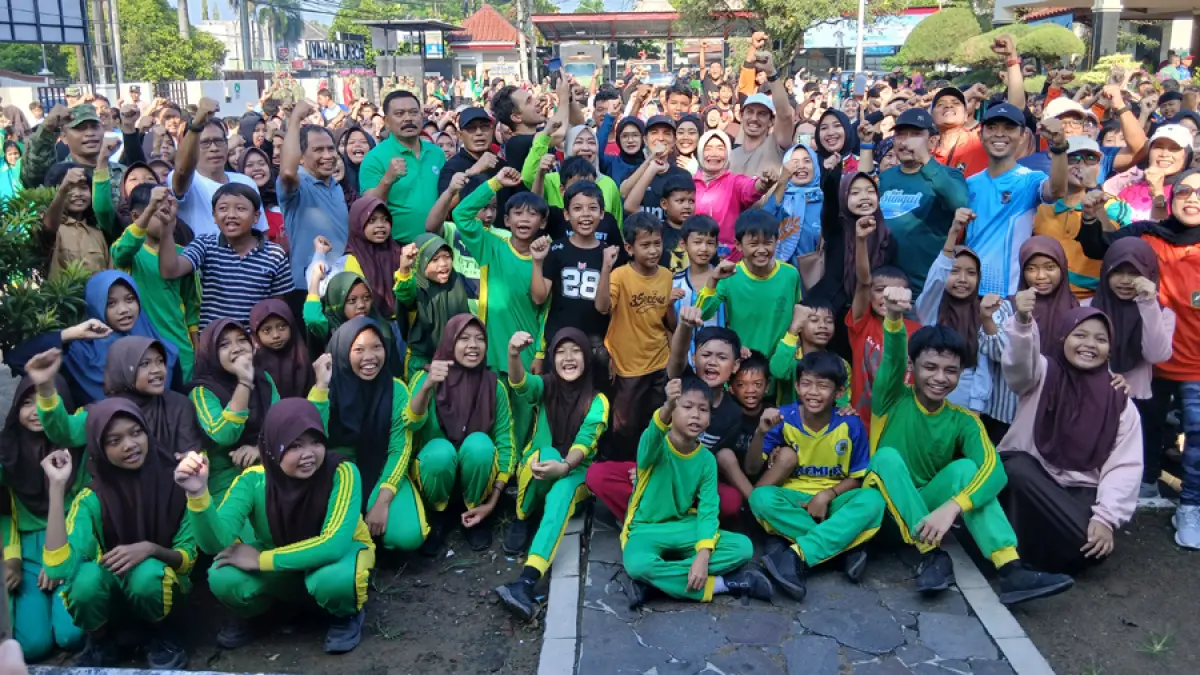 MERIAH: Sam Benchegib, Kelly Benceghib, dan Gary Bencheghib foto bersama dan dikerumuni warga dan
pelajar di Cepu, Blora, sebelum lari dan membersihkan sampah di sungai dalam aksi Run for Rivers kemarin. (EKO SANTOSO/RADAR KUDUS)