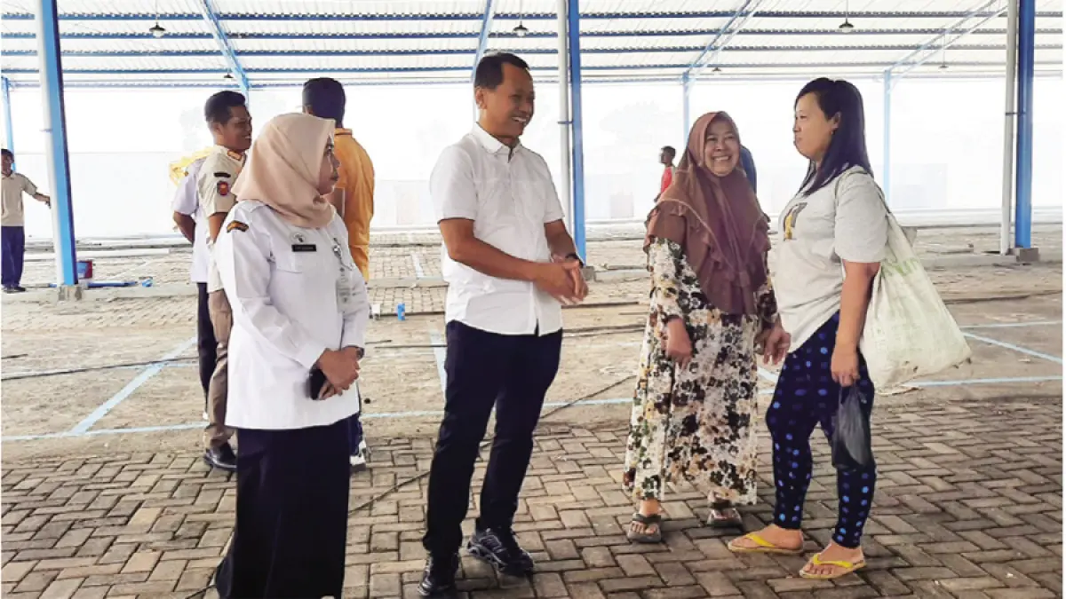 SAMBANGI PASAR: Bupati Kudus Sam’ani Intakoris saat meninjau lokasi Pasar Saerah Kudus baru-baru ini. (INDAH SUSANTI/RADAR KUDUS)
