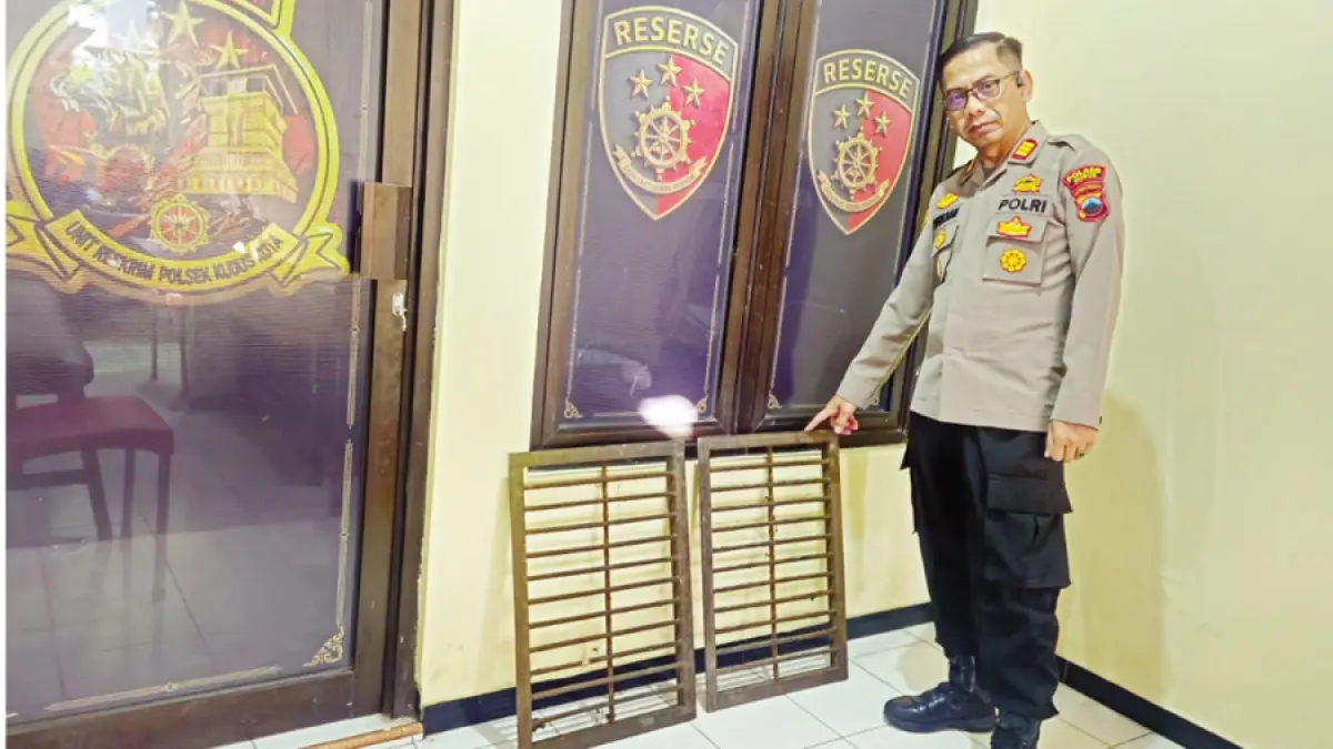 DIAMANKAN: Kapolsek Kota AKP Subhkan menunjukkan besi penutup&nbsp;drainase yang hasil pencurian dari tujuh anak. (POLRES KUDUS UNTUK RADAR KUDUS)