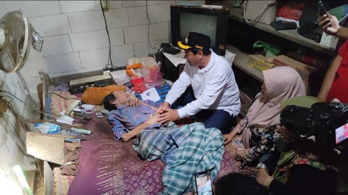GERAK CEPAT: Bupati Rembang Harno silaturahmi di kediaman lansia sebatang kara dan lumpuh di Desa Kedungasem, Kecamatan Sumber sekaligus mencarikan solusi dan beri bantuan kemarin. (WISNU AJI/RADAR KUDUS)
