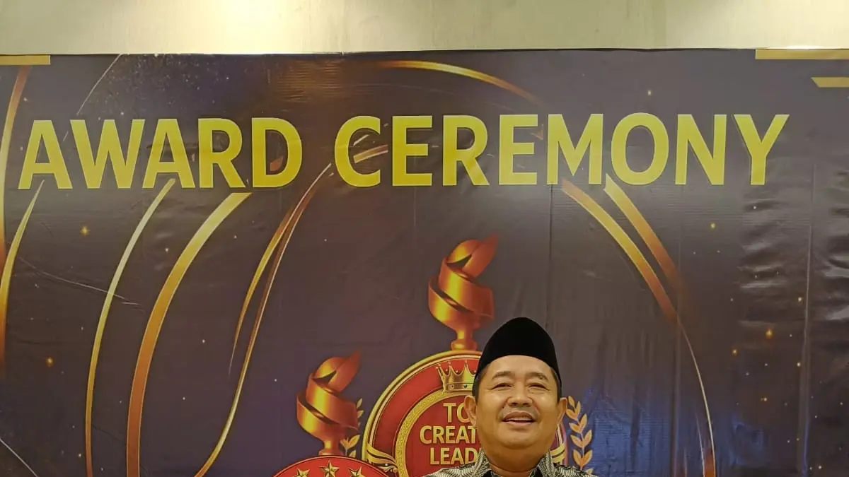 ALI MAHMUDI/RADAR KUDUS

APRESIASI: Kepala MAN 2 Rembang, Dr. Akhmad Suhadak Solikin, S.Pd., M.Pd.I. menerima penghargaan Top Creativity Choice Award 2026 di Jogjakarta baru-baru ini.