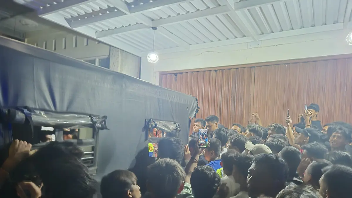BERKERUMUN: Warga mendatangi kediaman Carik Desa Kedungmalang untuk melihat langsung terduga pelaku pelecehan terhadap pengendara dan pengguna jalan pada Sabtu (25/4) malam. (POLSEK KEDUNG UNTUK RADAR KUDUS)