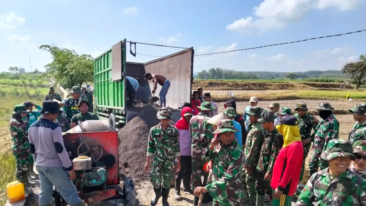 Gotong – royong Satgas TMMD Reguler Kodim Pati bersama warga dalam membangun jalan pertanian di Desa Godo Kecamatan Winong. (SATGAS TMMD KODIM 0718/PATI)