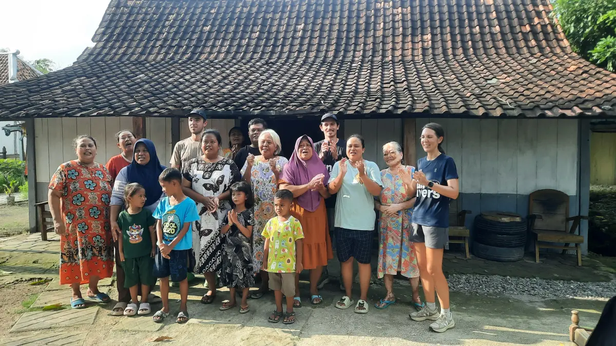 MERIAH: Warga tampak antusias menyanyikan lagu Indonesia Raya bersama Gary, Kelly dan Sam di water station Desa Gabus Kecamatan Gabus, Kabupaten Grobogan. (INTAN MAYLANI SABRINA/RADAR KUDUS)