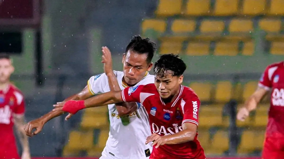 Rendi Saepul saat berduel dengan kapten Bhayangkara FC dalam laga pekan ke-27 BRI Super League. (DOK PERSIJAP JEPARA)